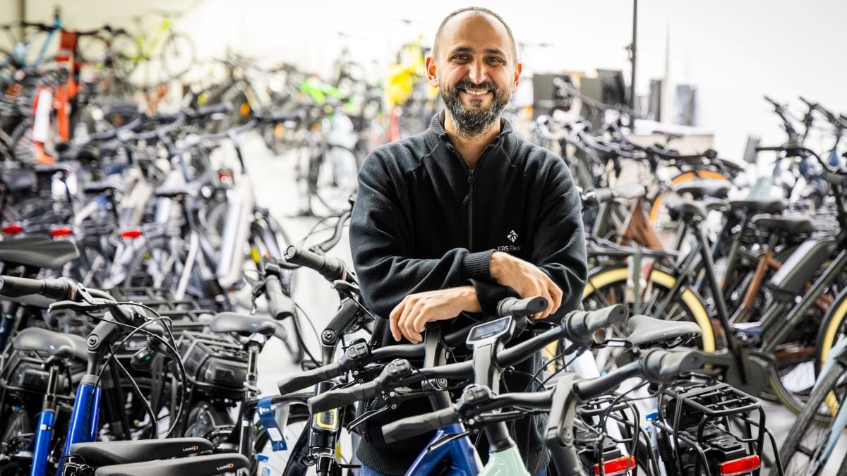 Housseini begon zijn carrière als zelfstandig ondernemer als mobiele fietsenmaker. Ook nu nog springt hij als ‘vliegende keep’ om de zoveel tijd bij in de werkplaats van zijn zaak. Foto: Jeffrey Groeneweg