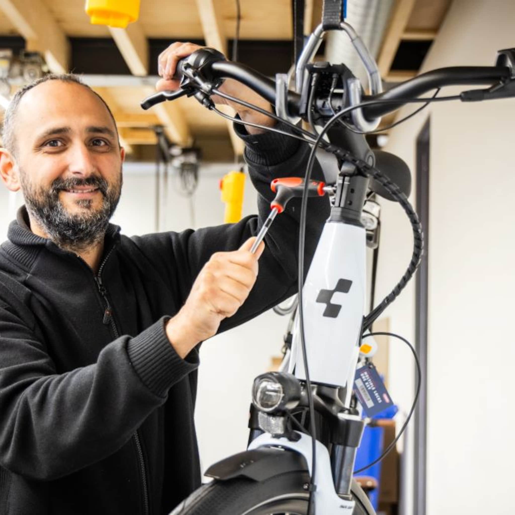van sleutelend jochie in iran tot eigenaar succesvolle fietsenwinkel farhad flikte het
