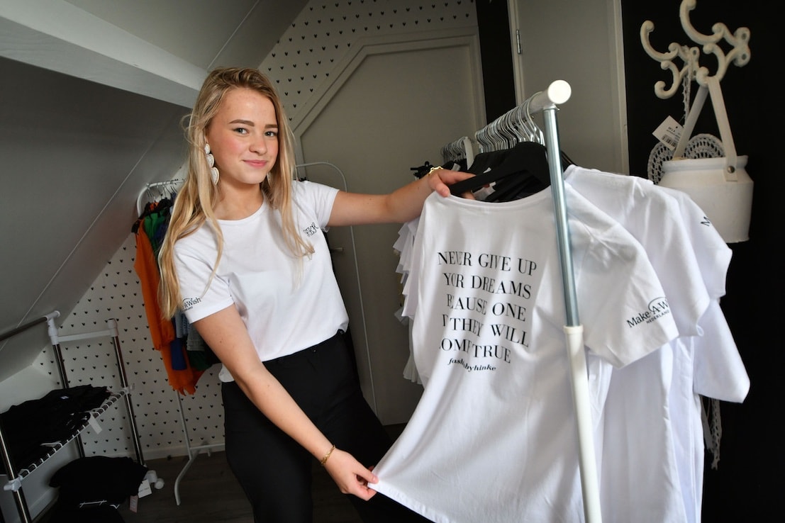 Hinke op zolder bij de voorraad van haar webshop. Foto: Carlo ter Ellen/DPG Media