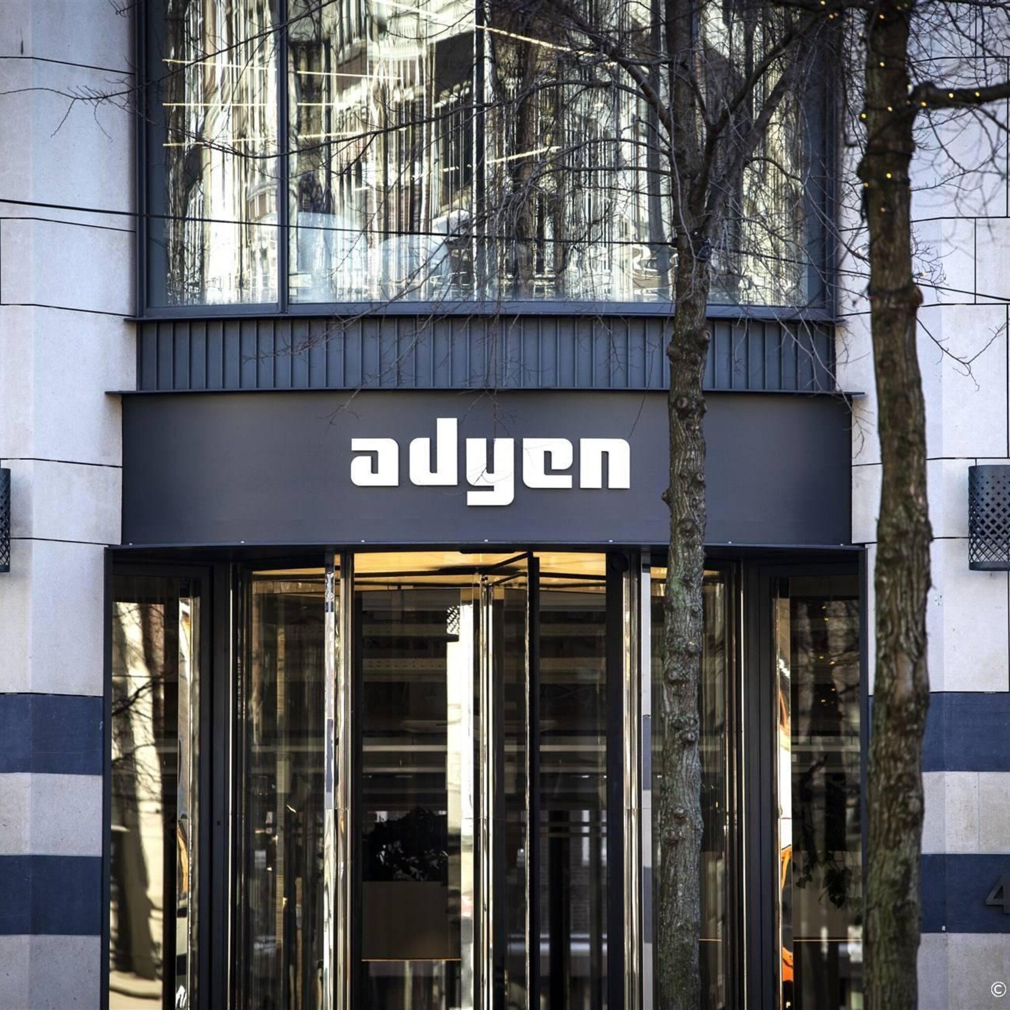adyen daags na duikvlucht opnieuw bij verliezers op damrak