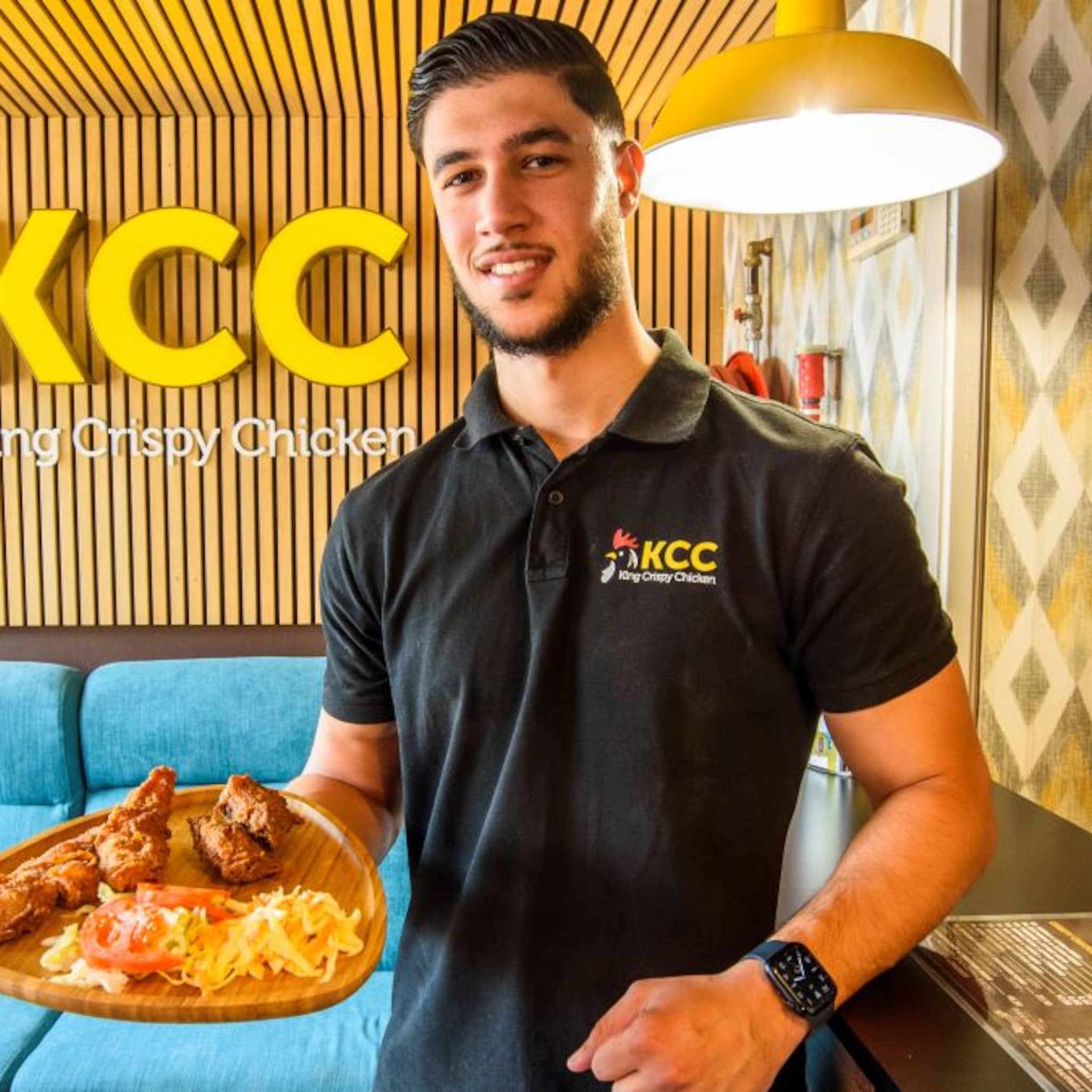 jonge ondernemer joseph 20 bouwt eigen fastfoodketen met halal kipsnacks
