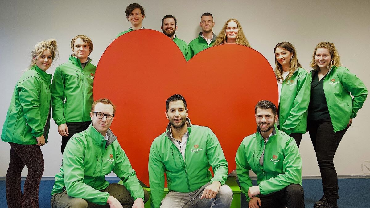 Op de foto (gehurkt) van links naar rechts: Hugo Smink, Narayan de With en Ibrahim Al-Dalaimi. Foto: Nederland Eet