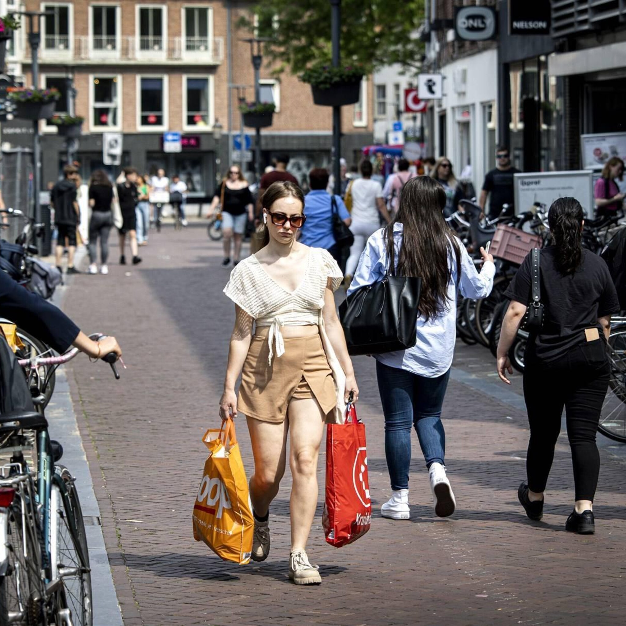 winkeliers verkopen minder omzet wel omhoog door prijsstijgingen