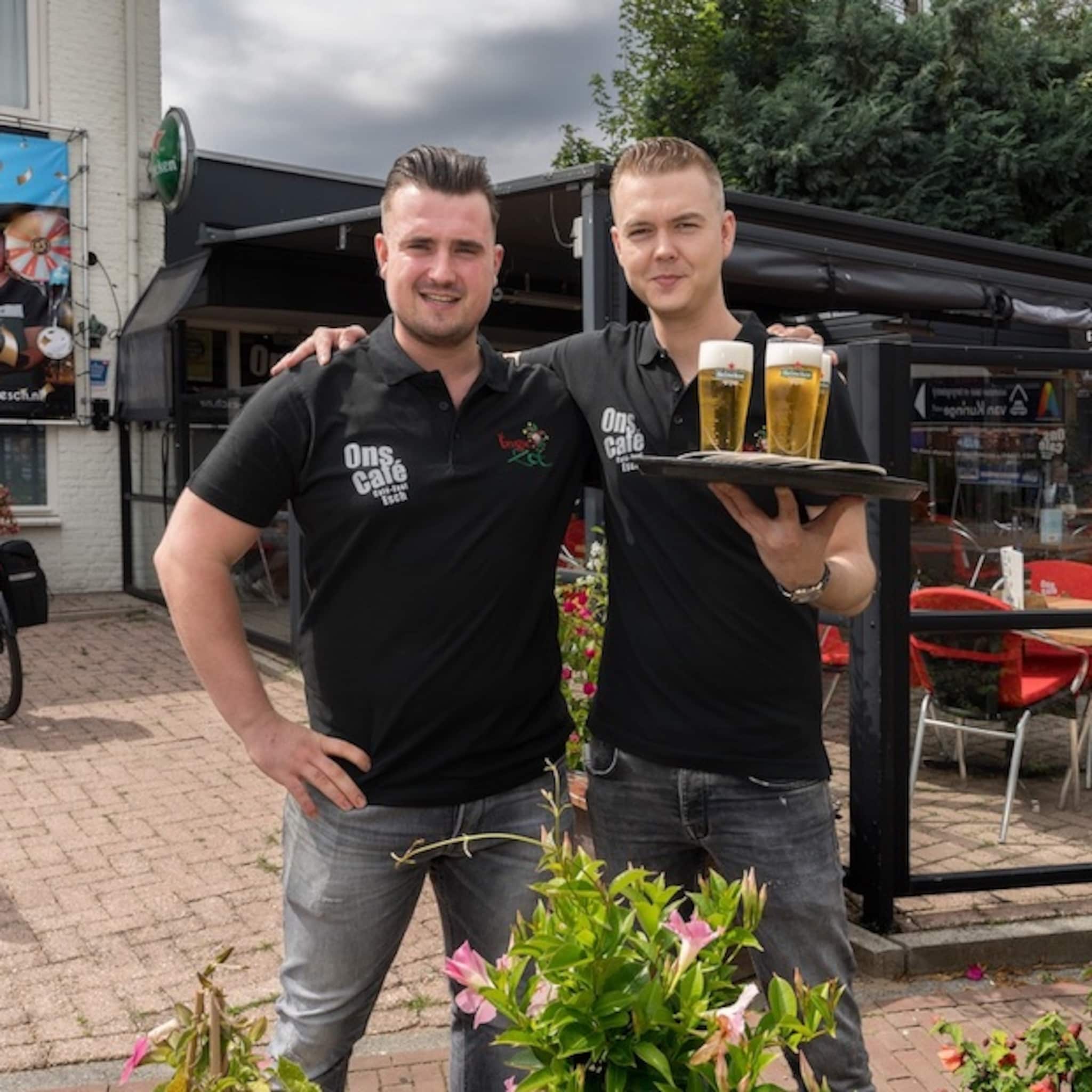 jonge ondernemers mell en dave 25 zetten het traditionele dorpscafe weer op de kaart