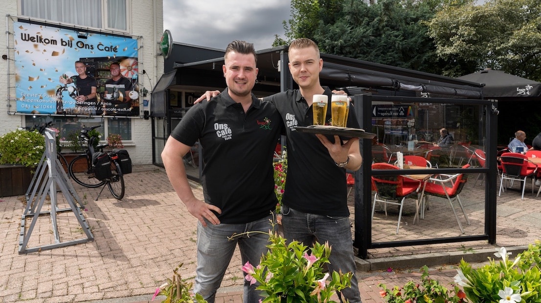 Mell Witlox (links) en Dave Verhagen namen eind vorig jaar dorpscafé Ons Café in Esch over. Beeld: Marc Bolsius