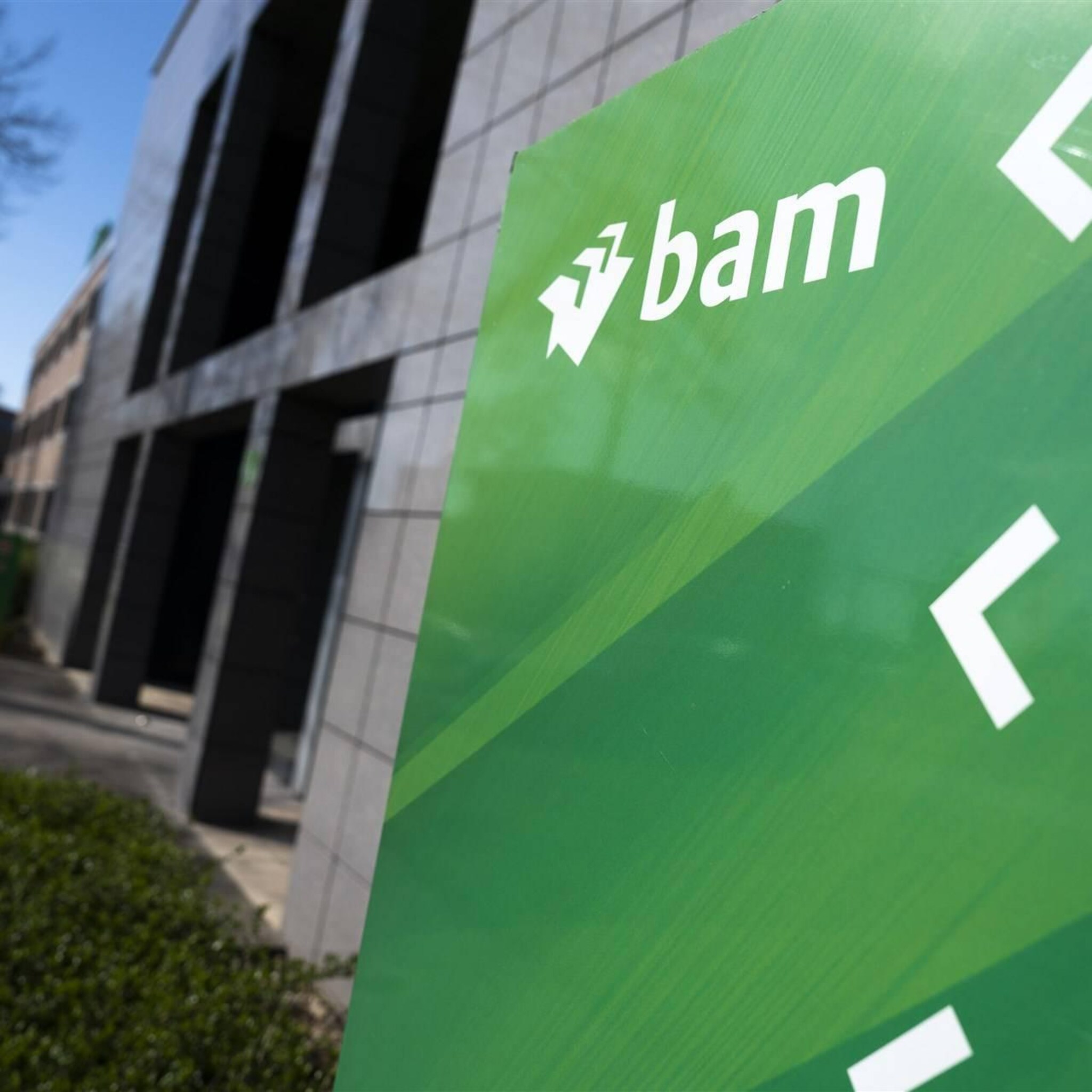 bam ziet winst en omzet dalen woningmarkt staat onder druk