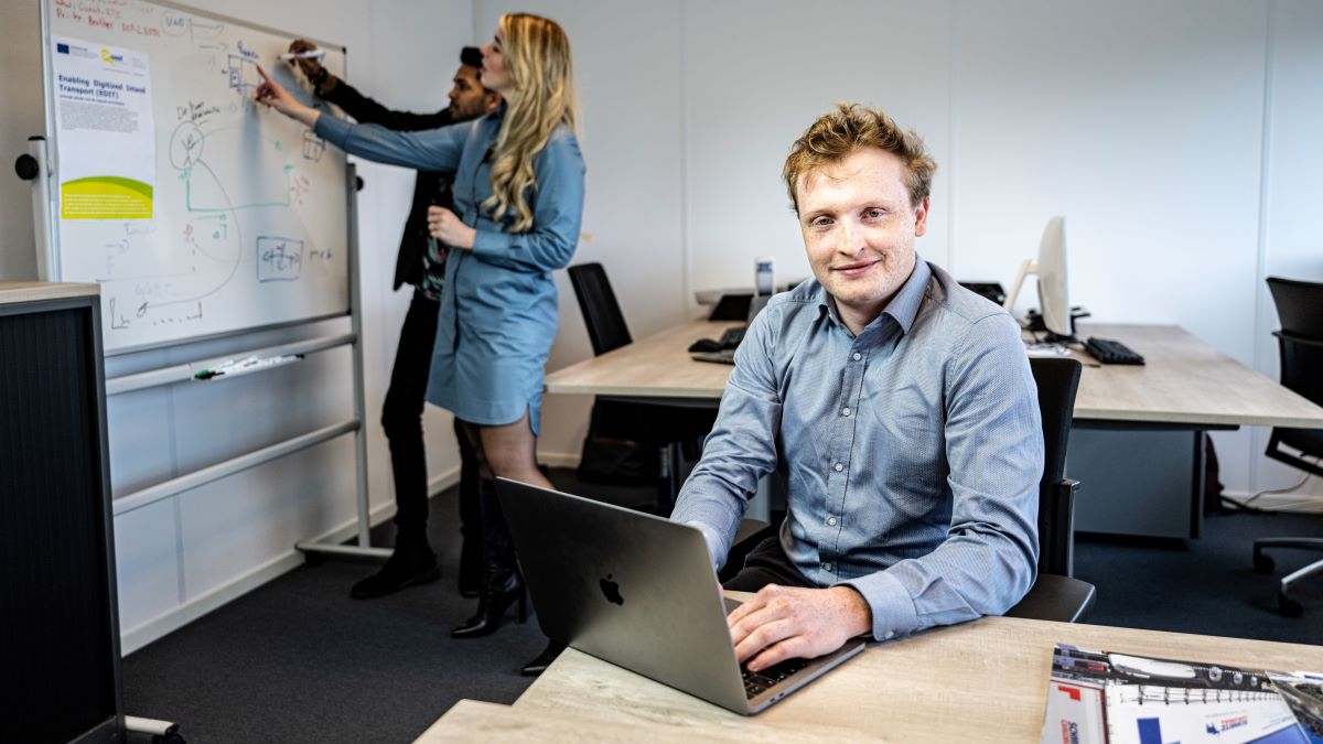 Thomas Kolmans (24) heeft zeventig werknemers in dienst van zijn bedrijf No Name. Foto: Jules van Iperen/Pix4Profs