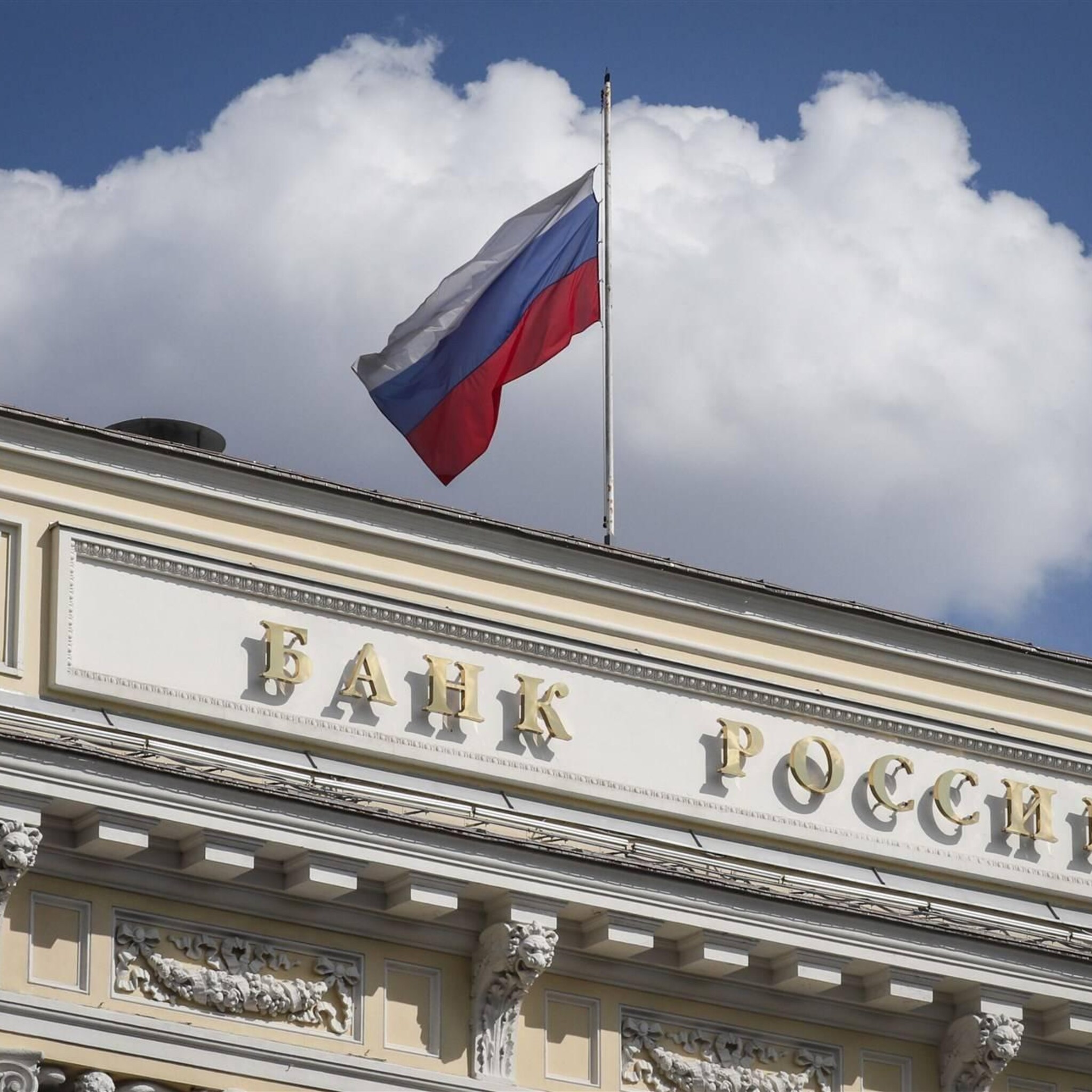 rusland schroeft rente flink op na val roebel