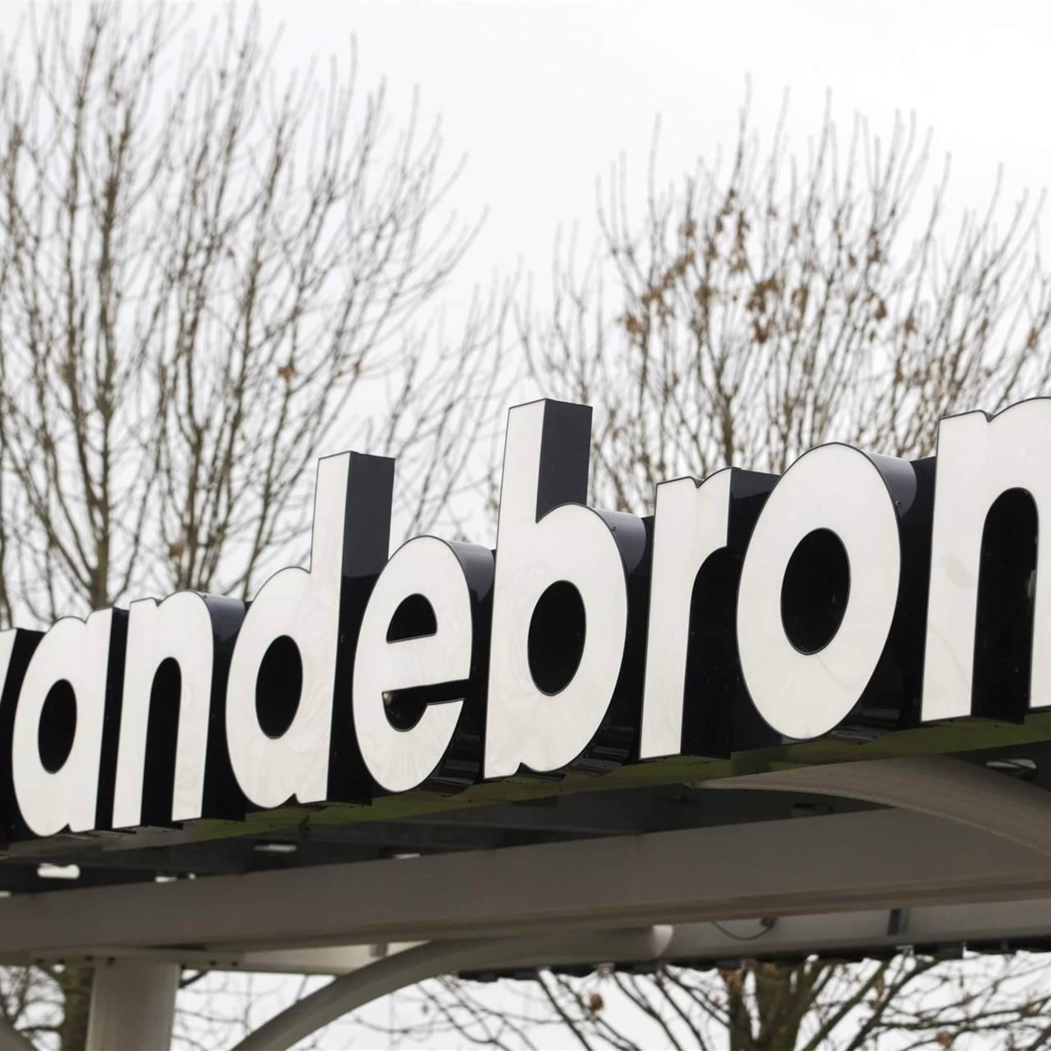 vandebron laat zonnepaneelklant betalen voor teruglevering stroom