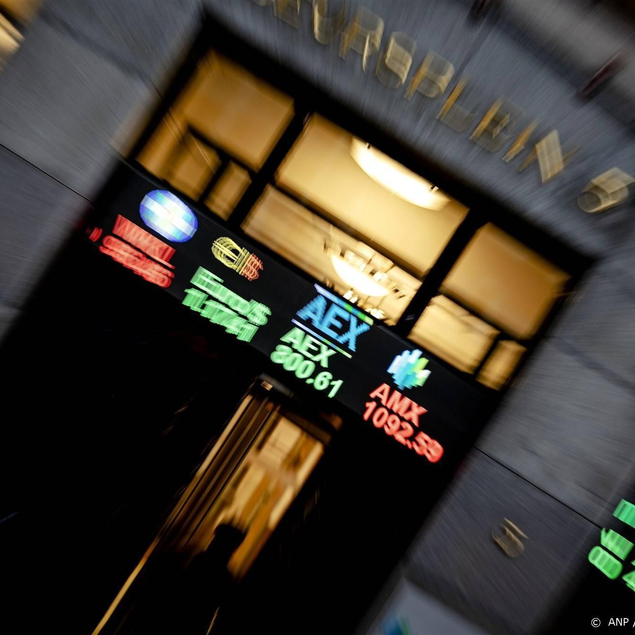 philips grote winnaar in vlakke aex na deal met exor