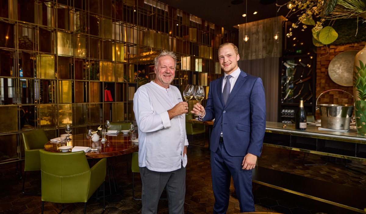 Topkok Mario Ridder (links) proost met zijn opvolger, maître Pieter Timmer, op de voortzetting van het Rotterdamse sterrenrestaurant Joelia. Foto: Jan de Groen