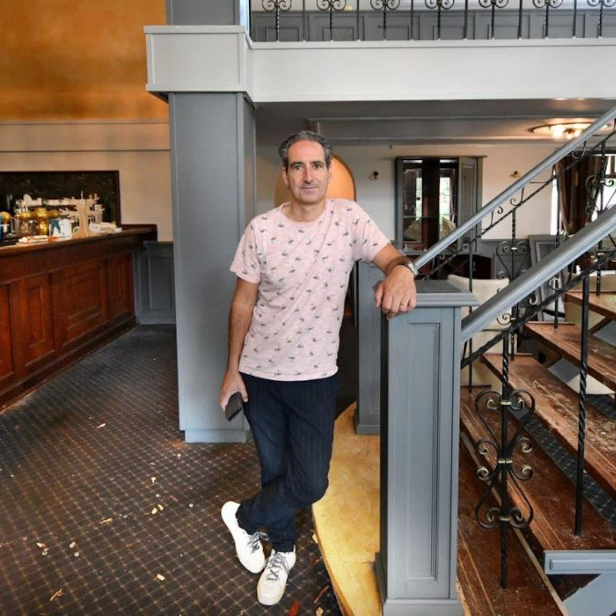 ondernemer manuel zet nog voor de opening zijn restaurant weer te huur