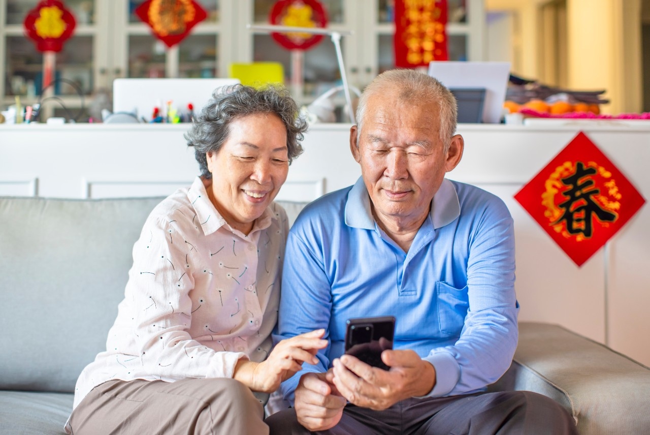 China. Grote techbedrijven leggen hun focus op ouderen en laaggeletterden. Hiermee zorgen ze ervoor dat (1) die groep mee kan gaan doen aan de digitale economie, (2) ze een nieuwe markt aan kunnen boren en (3) de overheid helpen met hun vergrijzingsuitdagingen. Foto: Shutterstock.