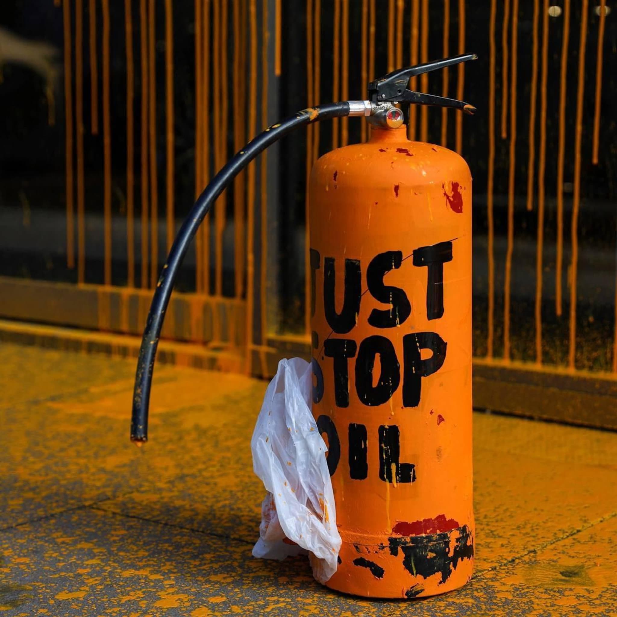 klimaatactivisten blokkeren scheepsverkeer op rijn bij basel