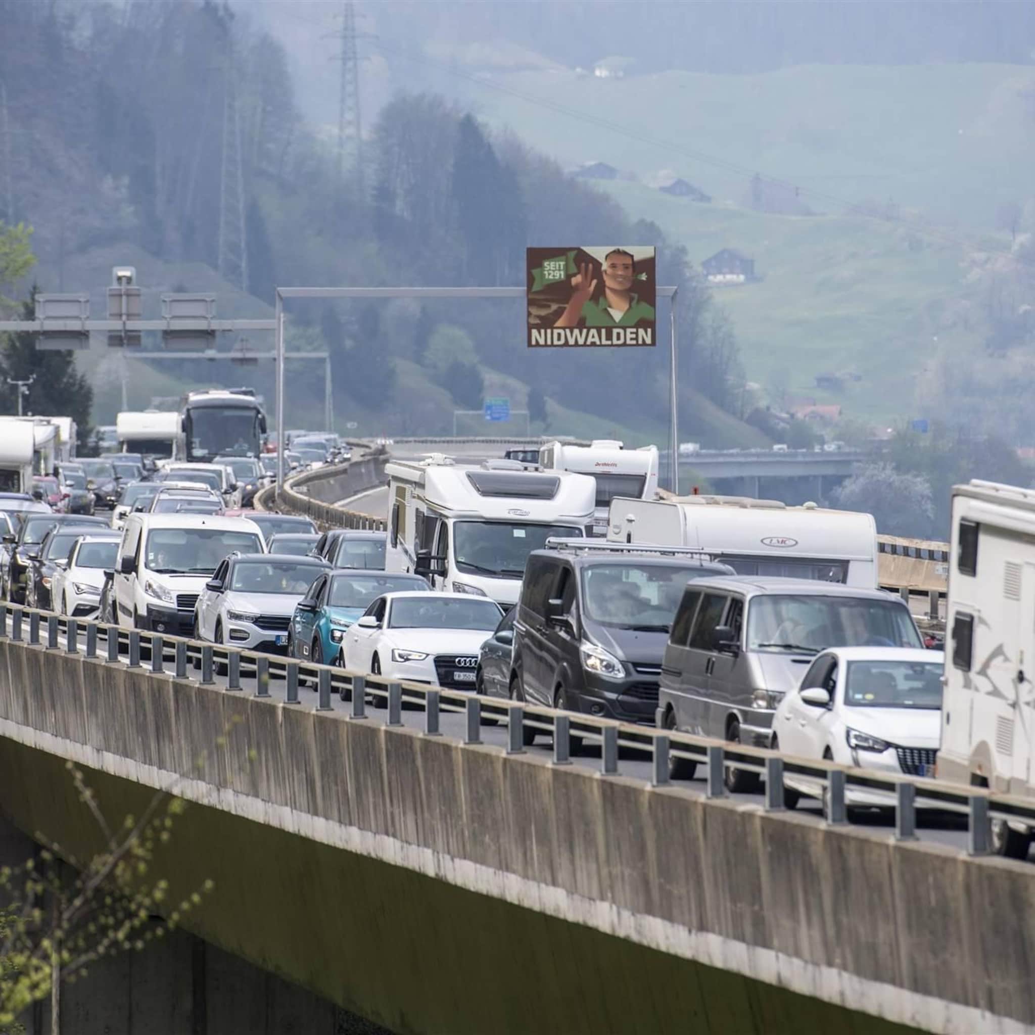 vrachttrein ontspoord in gotthardtunnel transport ligt stil