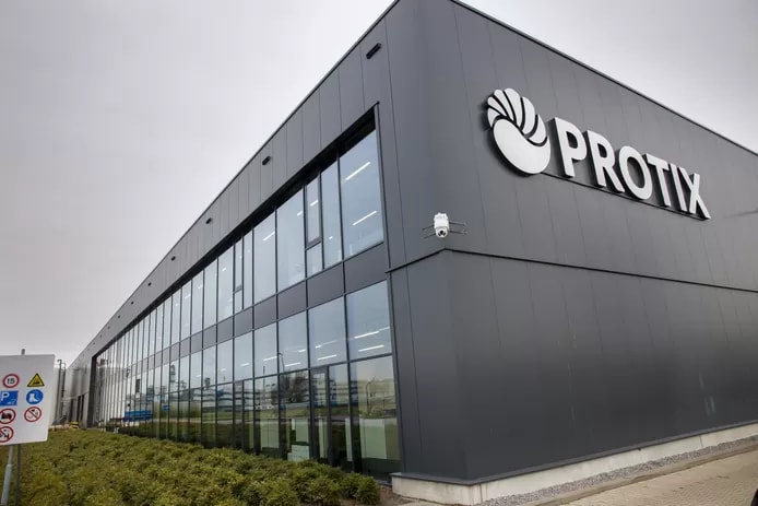 De insectenfabriek in Bergen op Zoom is met 15.000 vierkante meter de grootste in zijn soort ter wereld. Foto: Arie Kievit