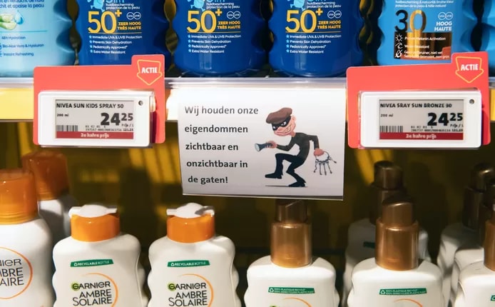 Waarschuwingsbordjes in de winkel, zodat mensen zich gezien voelen Foto: William Hoogteyling
