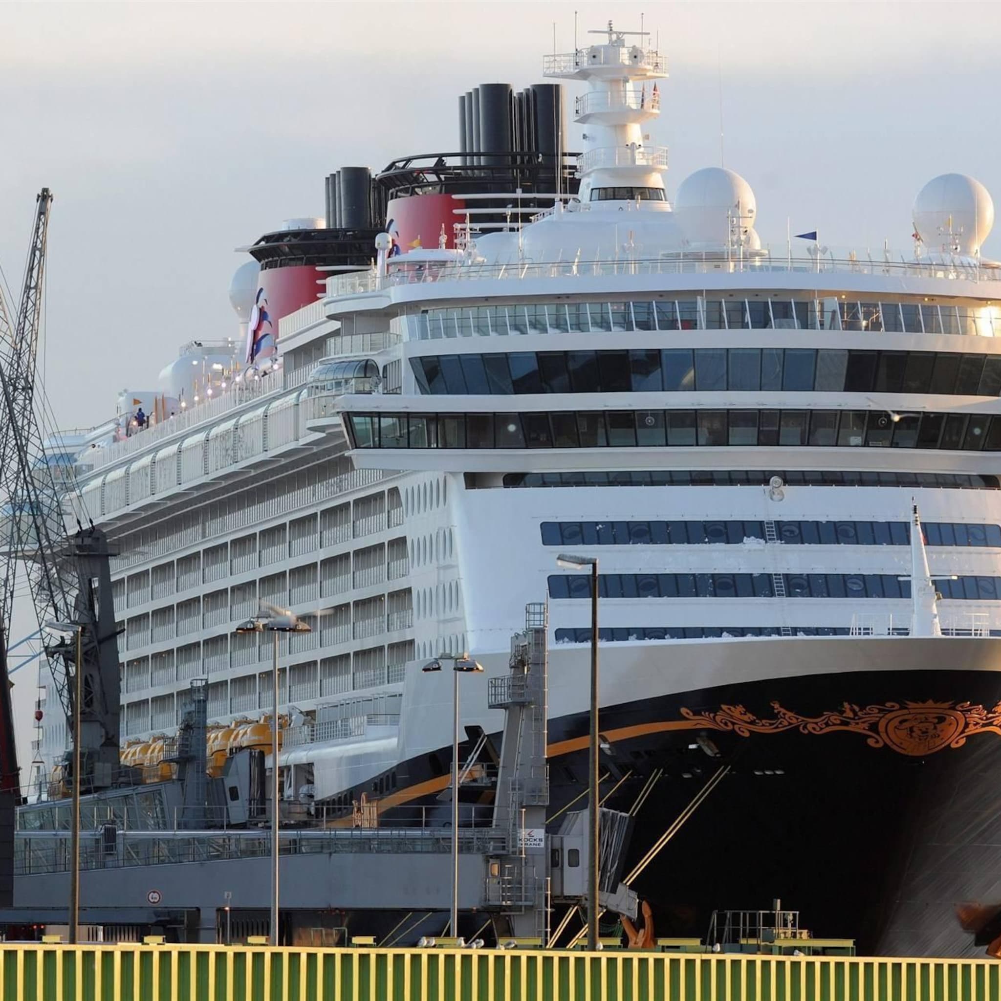 cruiseschip disney voor het eerst in rotterdamse haven