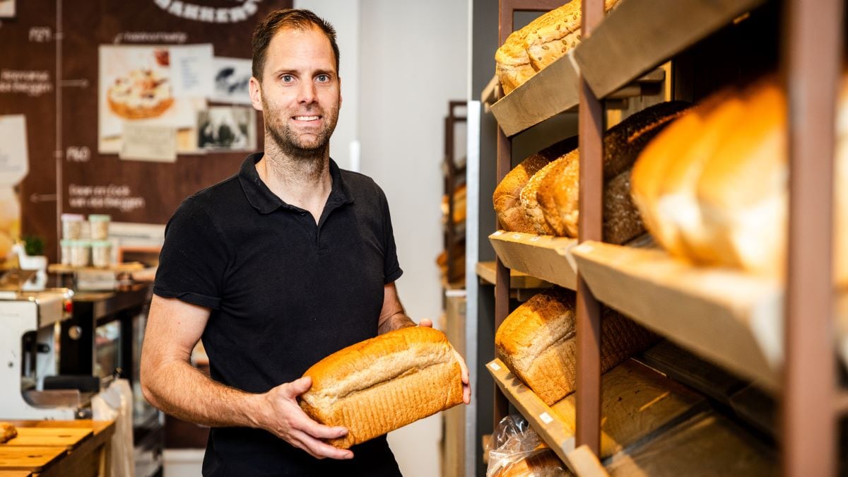 Arno Visser in zijn nieuwe bakkerij in Dordrecht. Beeld: Jeffrey Groeneweg/AD