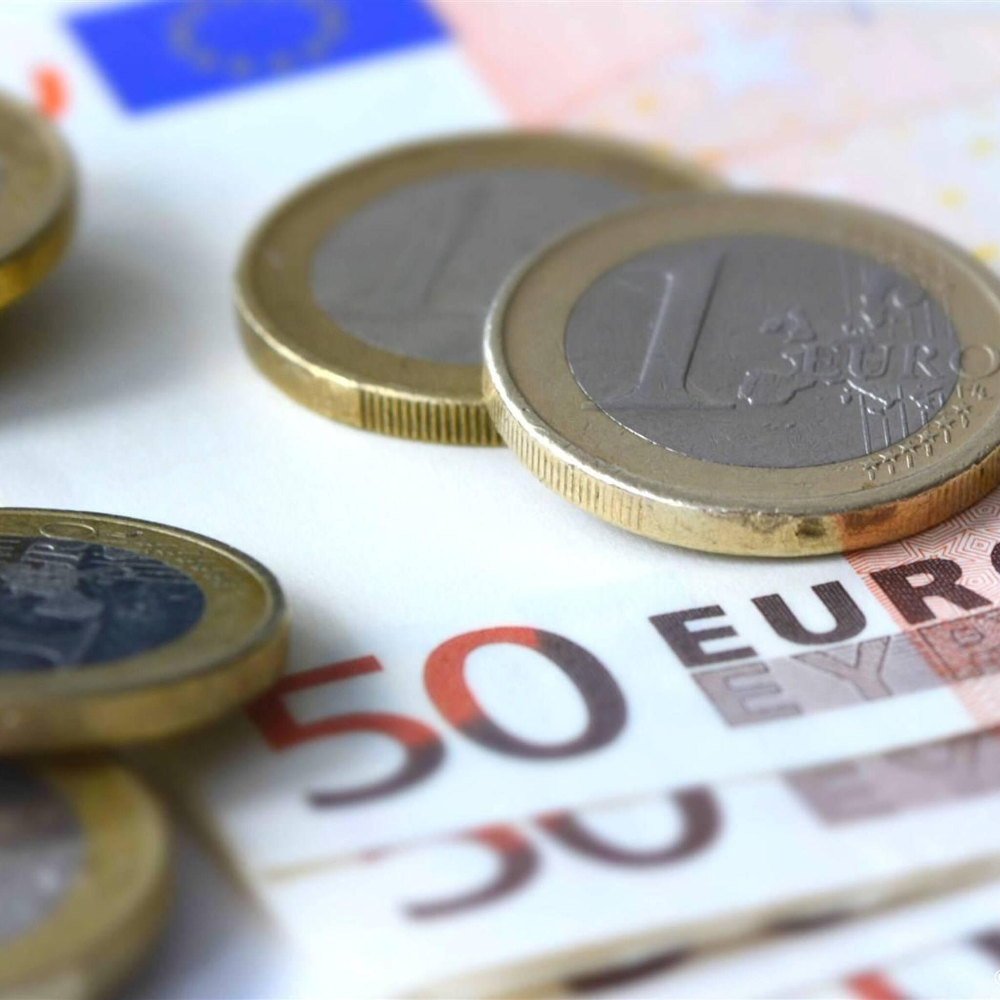 oxfam wil extra belasting banken na megawinsten ing en abn