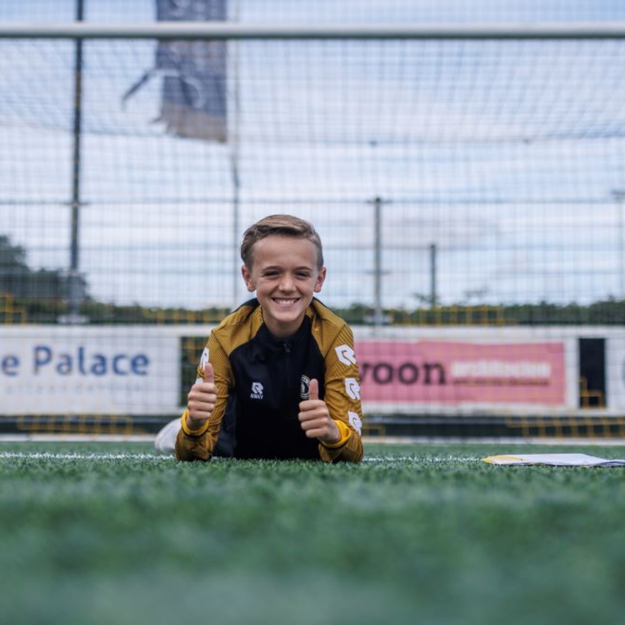 piepjonge ondernemer simon 13 steekt zijn eigen voetbalteam in het nieuw