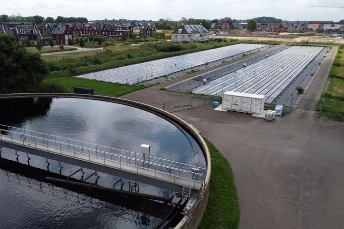 De container met de experimentele batterij staat naast het zonnepark bij de rioolwaterzuivering Gorinchem. Beeld: Cor de Kock/AD