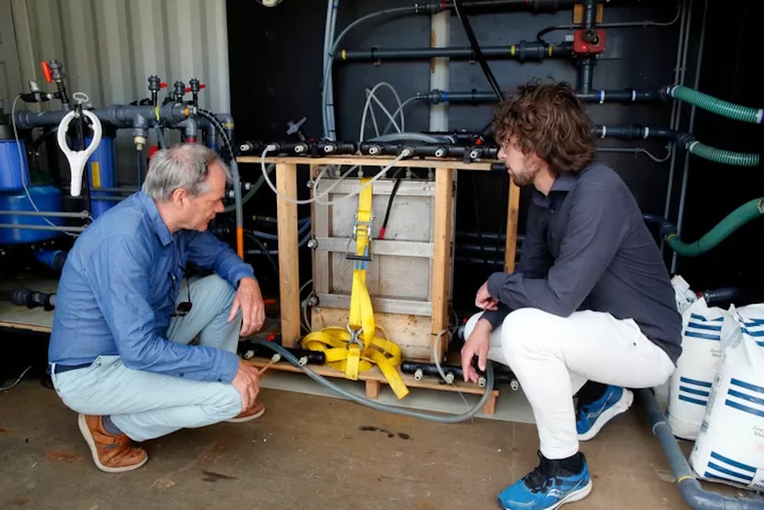 Operationeel directeur en medeoprichter van AquaBattery Emil Goosen (rechts) en Peter Willems van Waterschap Rivierenland bij het systeem met de milieuvriendelijke batterij. Beeld: Cor de Kock/AD
