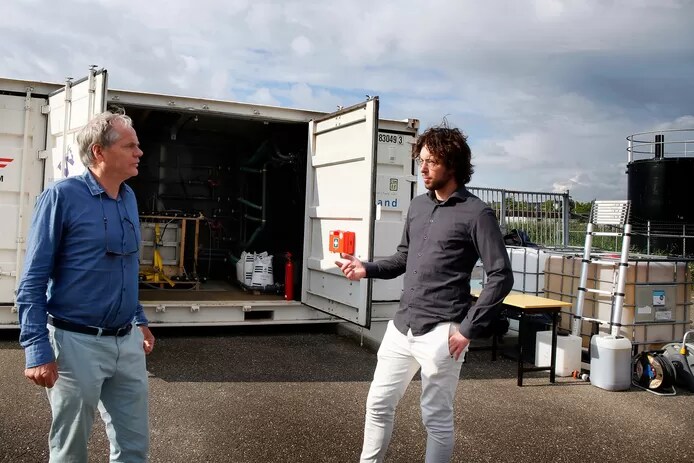 Peter Willens (rechts) en Emil Goosen (links) in gesprek bij de zeecontainer. Beeld: Cor de Kock/AD
