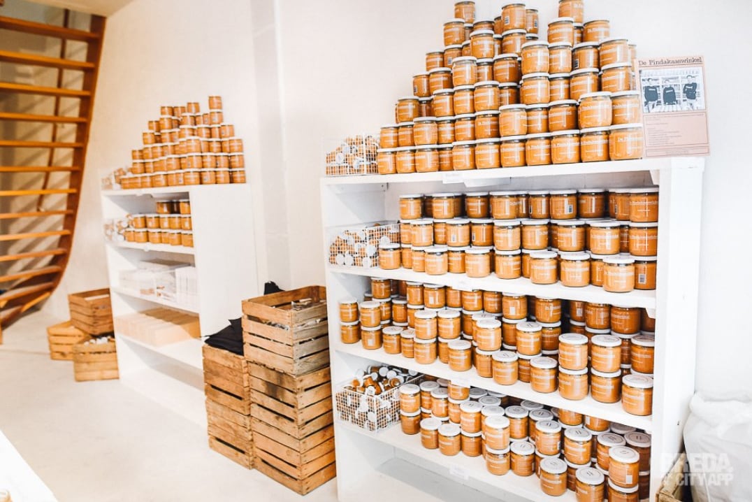 Sober interieur van De Pindakaaswinkel