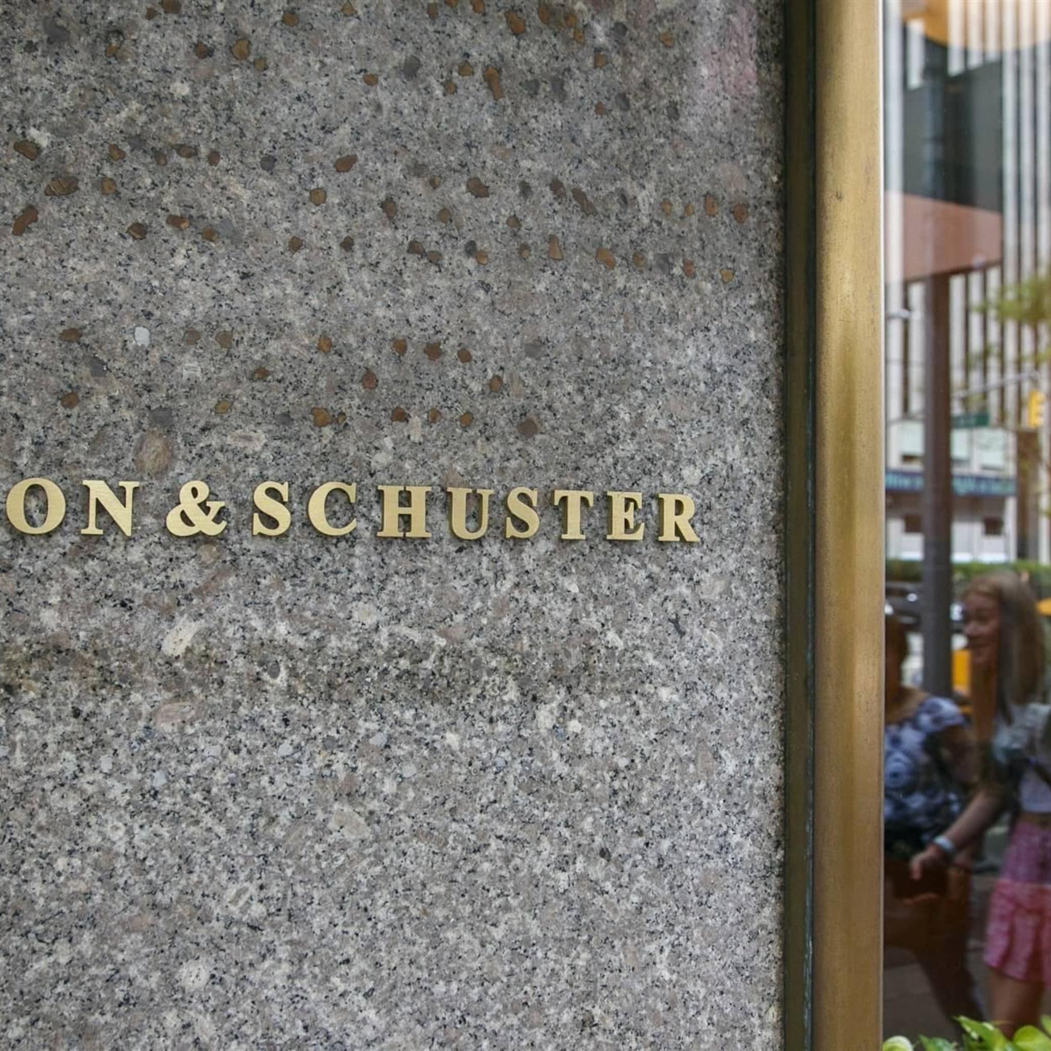 paramount verkoopt uitgeverij simon en schuster aan kkr