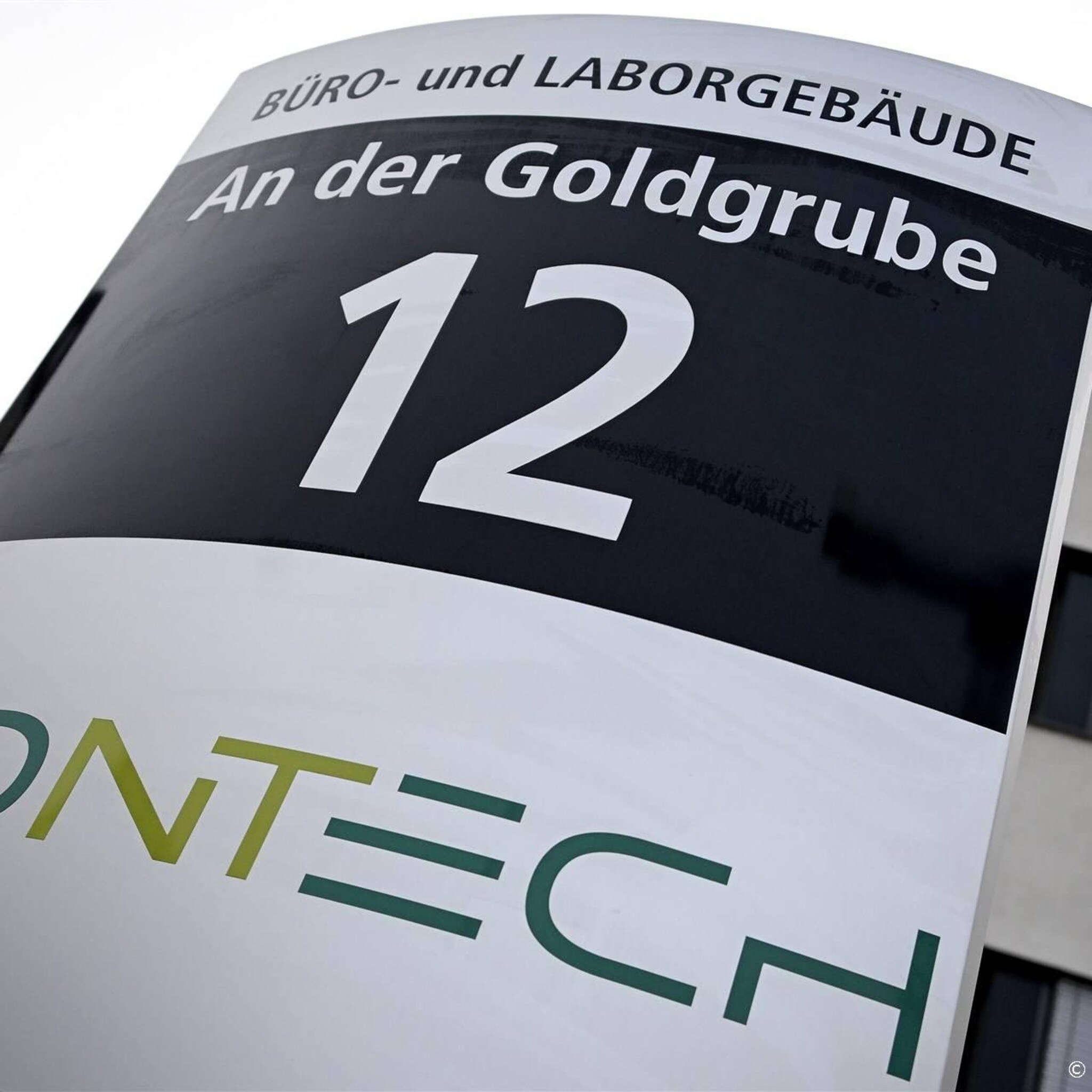 ingestorte vraag coronavaccins leidt tot stevig verlies biontech