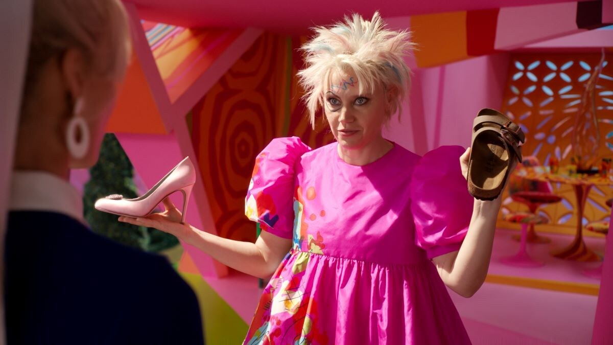 Barbie moet in de film kiezen tussen 'Barbieland' en de echte wereld, oftewel hakken of Birkenstocks. Foto: Warner Bros. Pictures