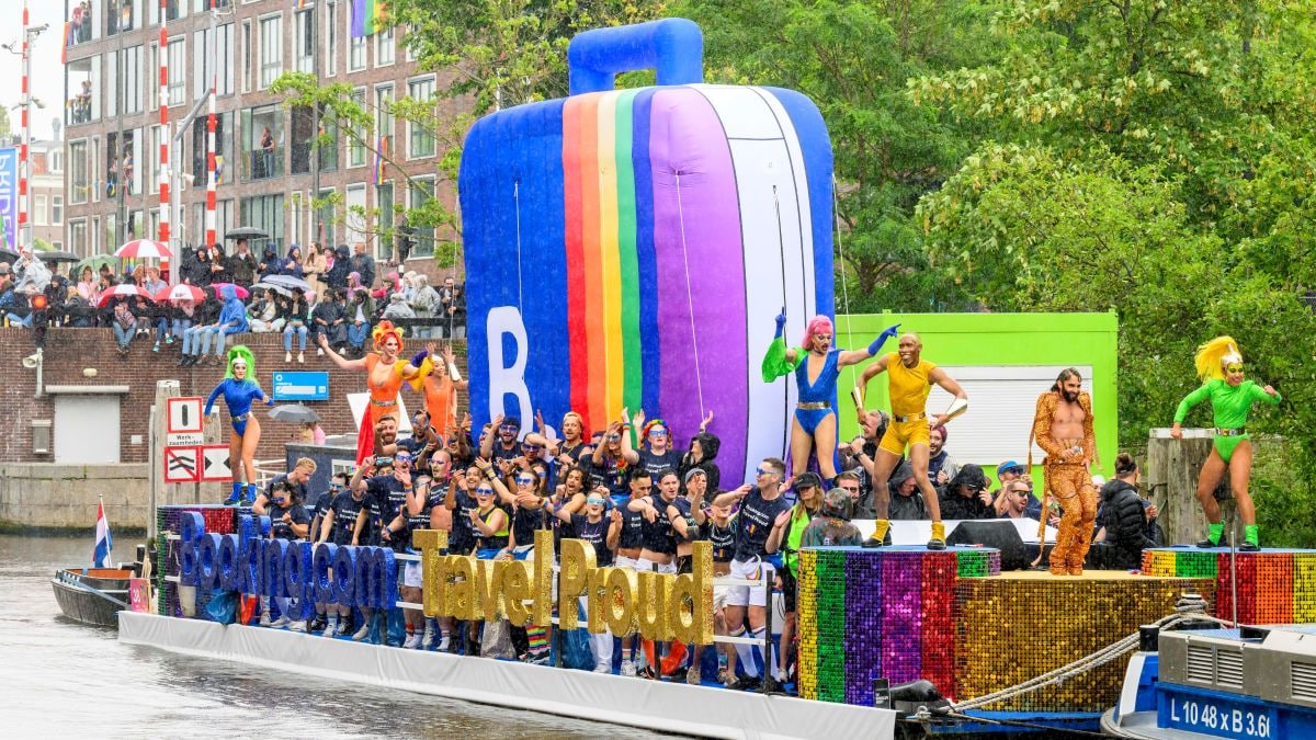De Pride-boot van Booking.com tijdens de Canal Parade van 2023. Foto Brunopress