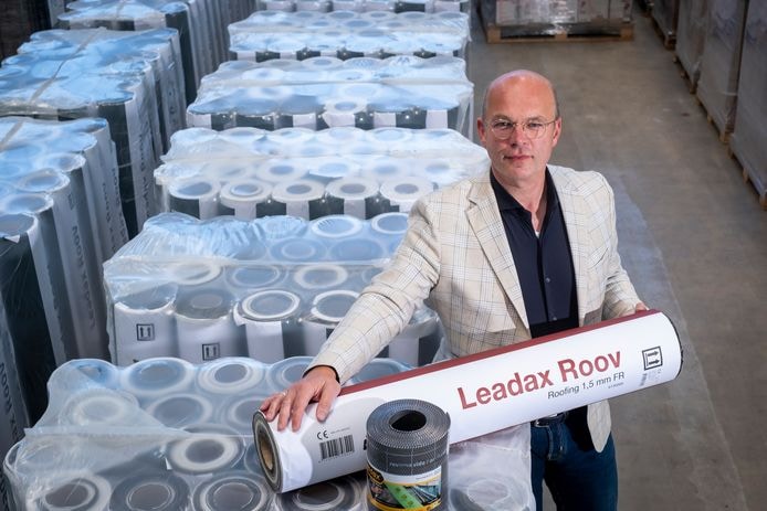 Roeland van Delden, ceo van Leadax, bij een partij dakbedekking die klaarstaat voor transport naar Turkije. Op de voorgrond een rol loodvervanger waar hij nu al weer zes jaar de bouwmarkt mee bestormt. Foto: AD/Henri van der Beek.
