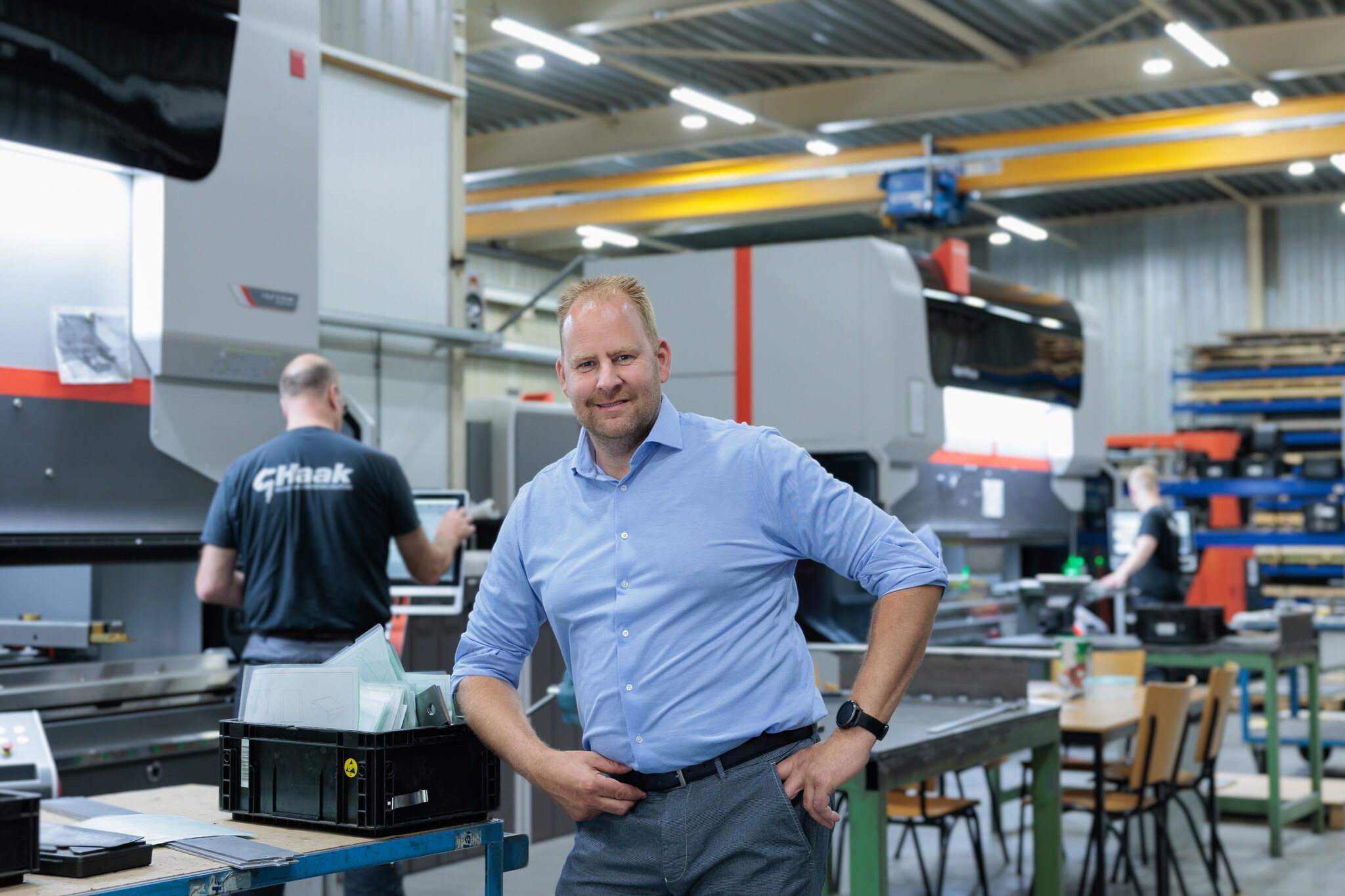 Freddy Haak in een van de werkplaatsen van zijn bedrijf in Friesland. 'Soms denk ik op zondag: ‘Ik moet nog een stuk wandelen, anders haal ik mijn punten niet!’ Foto: Marieke Balk Fotografie