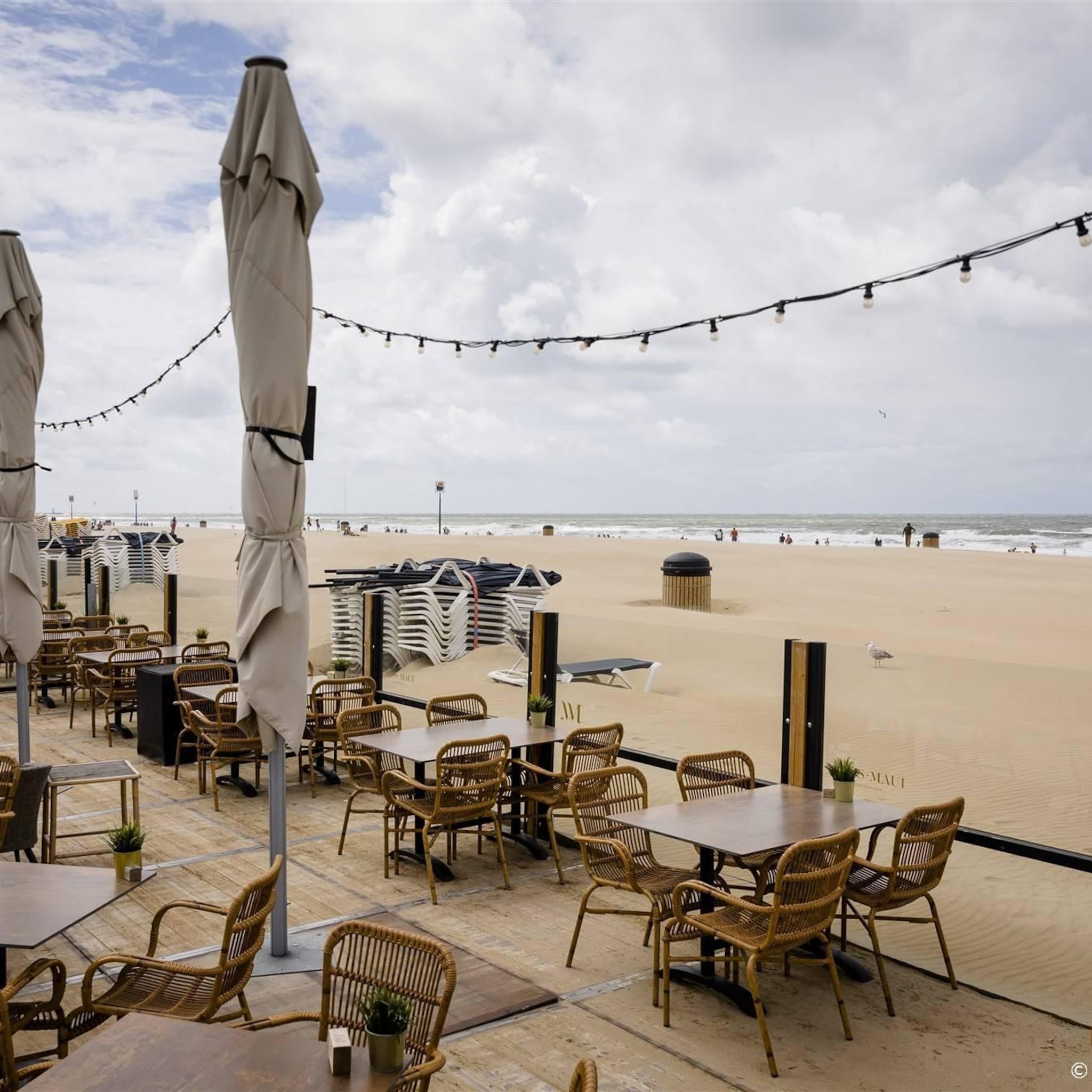 strandtenten missen gasten door regenachtige zomer