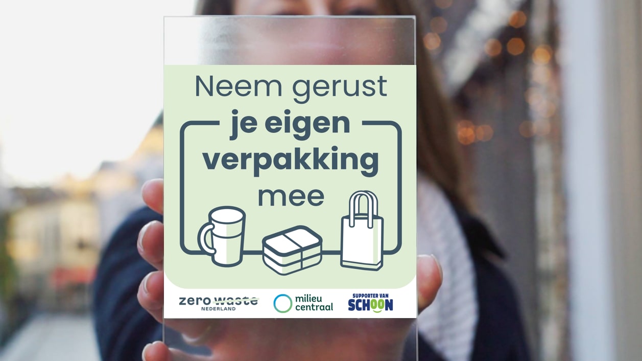 De nieuwe raamsticker vertelt consument waar hij welkom is met eigen beker en bakje. Foto: Sandra Uittenbogaart