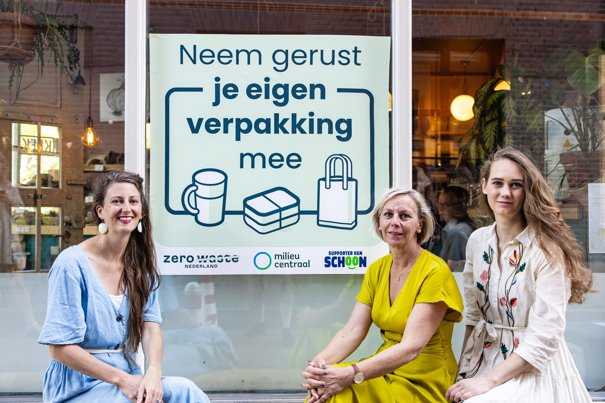 V.l.n.r. Elisah Pals, Ika van de Pas en Elise Mooijman lanceren de (uitvergrote) raamsticker. Foto: Sandra Uittenbogaart