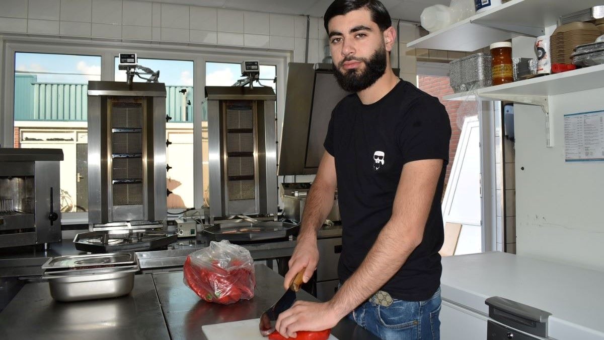 Kubilay Verbi aan het werk in de keuken van Grillroom Çukurova. Foto: indebuurt Almelo