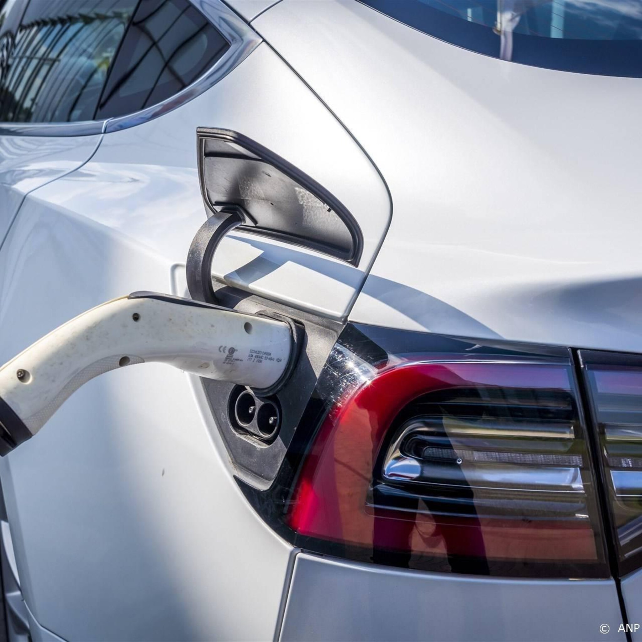 amerikaanse toezichthouder onderzoekt stuurprobleem auto s tesla