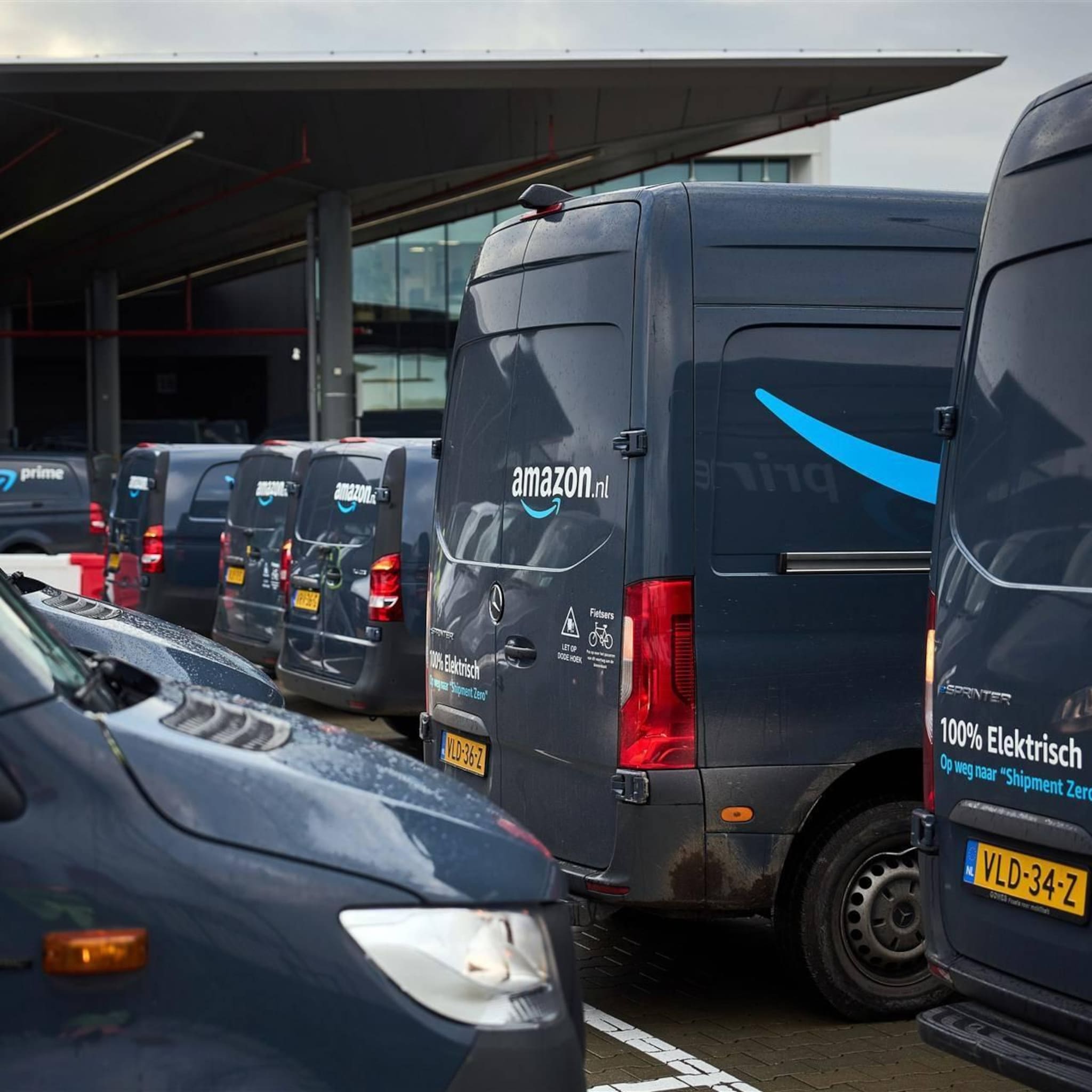 amazon opent eerste nederlandse distributiecentrum in almelo