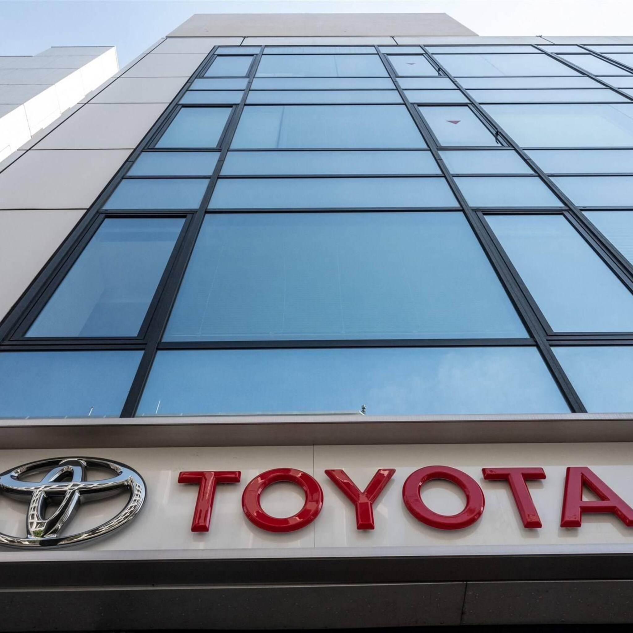 toyota profiteert van goedkope yen en verbetering productie