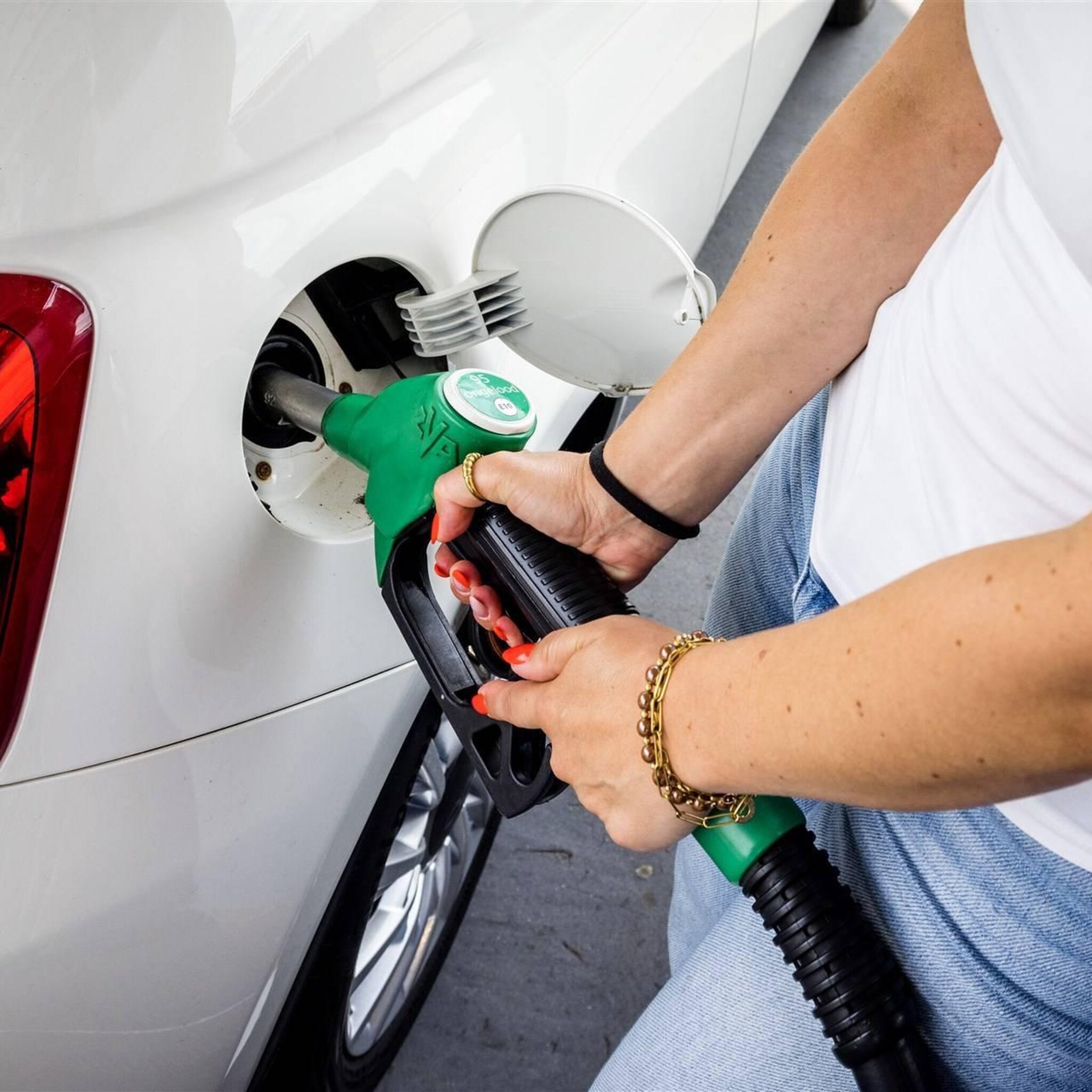 olieprijzen verder omhoog adviesprijs benzine boven de 2 20 euro