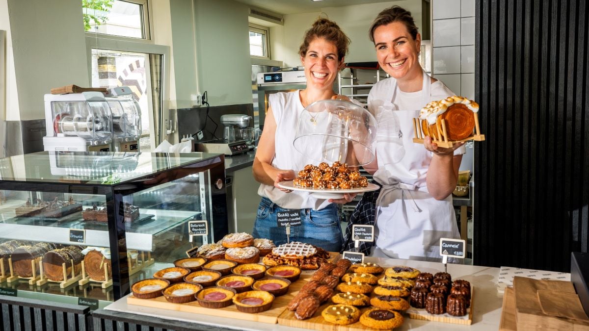 Zussen Melissa Ravestein (links) en Mercedes Roggen in hun nieuwe zaak Bakkit aan het Zwaanshals in Rotterdam. Foto: Frank de Roo