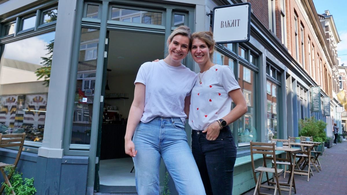Melissa Ravestein (links) en Mercedes Roggen voor Bakkit. Foto: Frank de Roo
