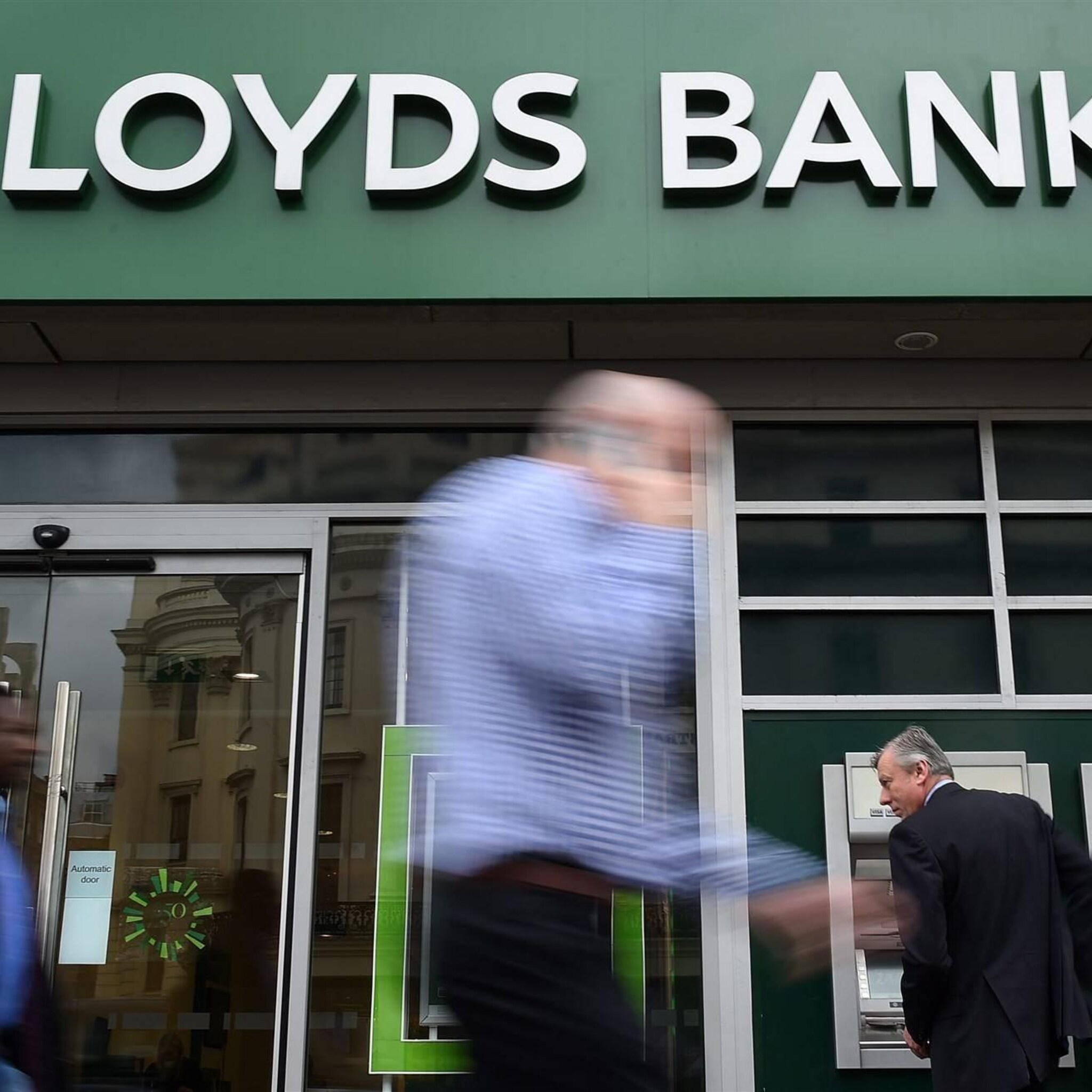 toezichthouder vindt dat britse banken te weinig spaarrente geven