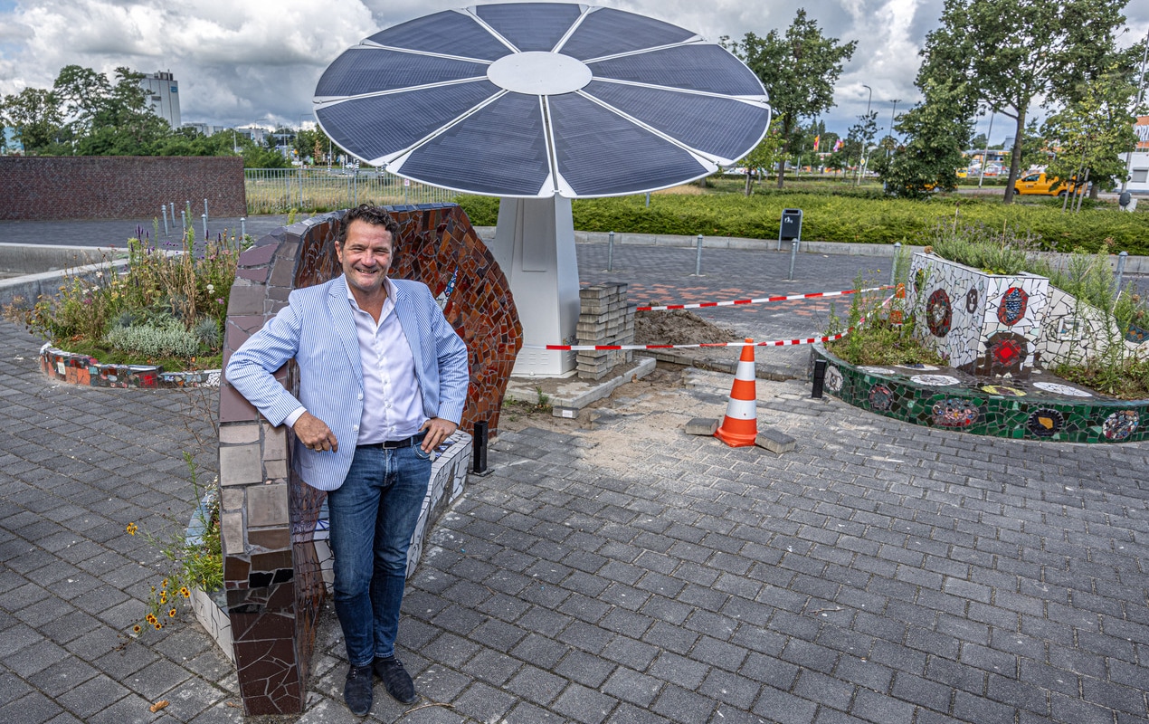 Hans Veenemans bij een van zijn ‘zonnebloemen’ bij het TalentStad beroepscollege in Zwolle. Foto: Frans Paalman