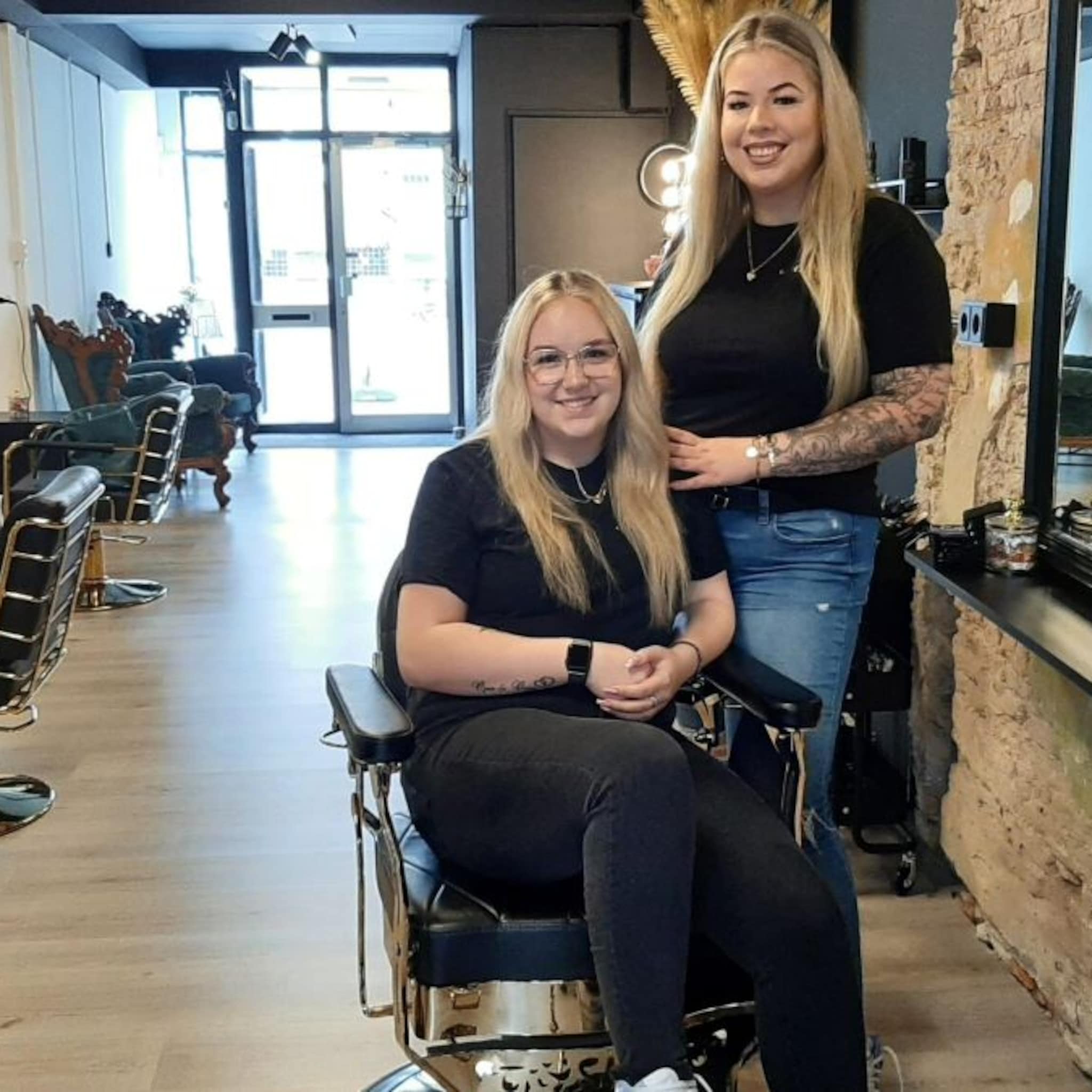 zussen nina 24 en amy 18 zijn hun eigen kapperszaak begonnen