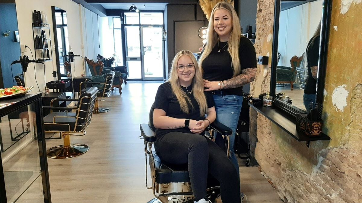 Zussen Nina (staand) en Amy openen hun eigen kapperszaak. Foto: indebuurt