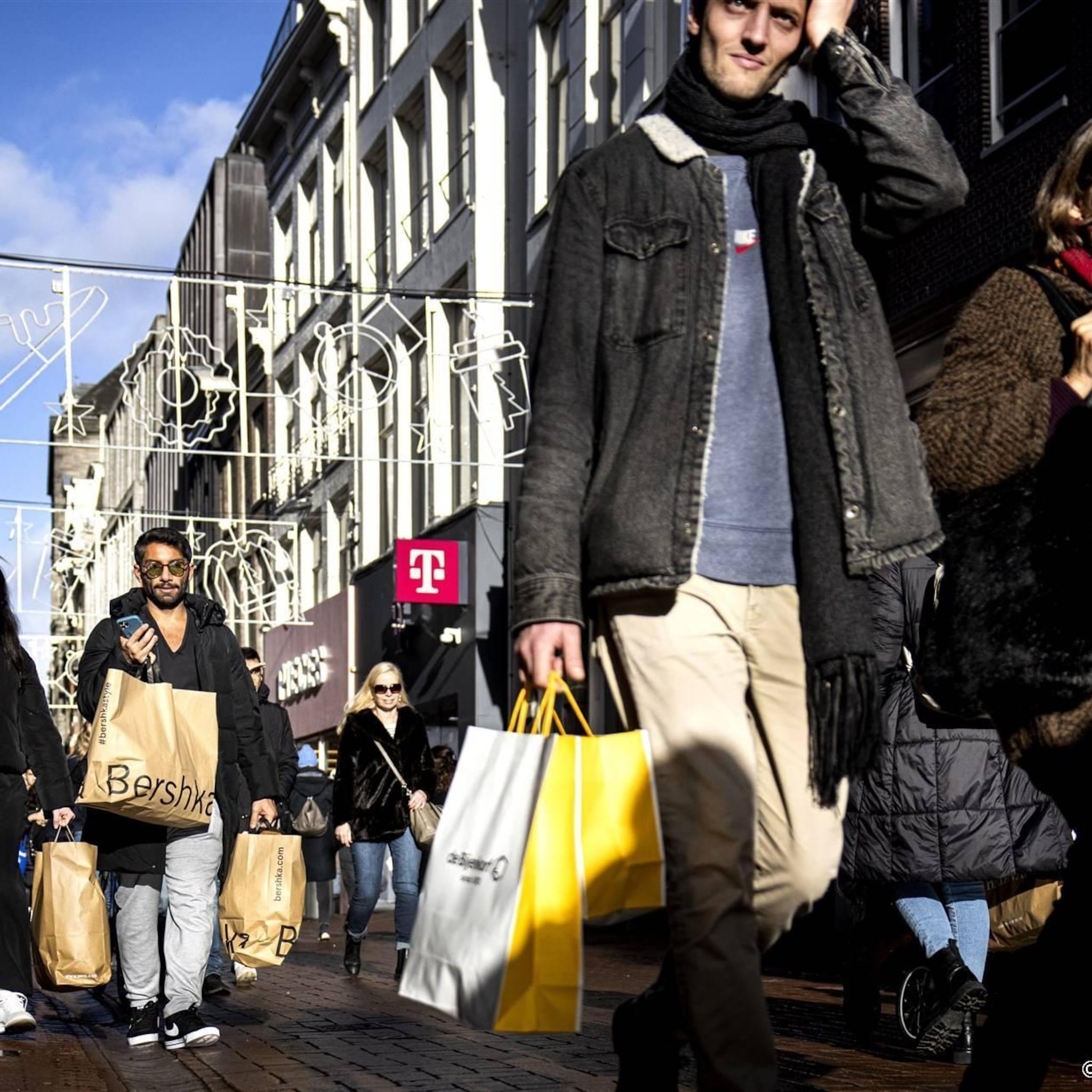 winkels verkopen minder maar verdienen meer door hogere prijzen